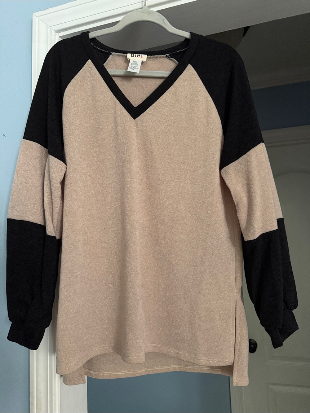 BiBi Beige and Black V‑Neck Colorblock Pullover